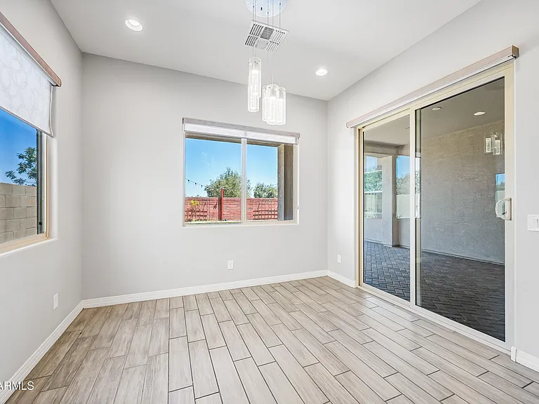 884 E Ladbroke Way — Photo 11
