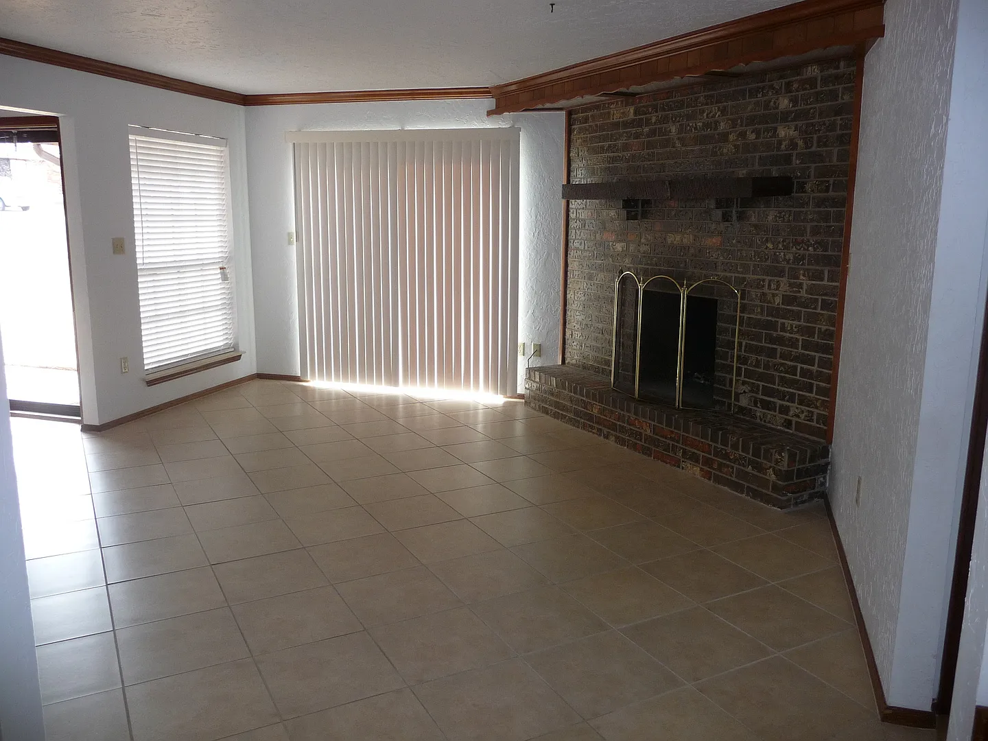 Spacious townhouse on East side — Photo 3
