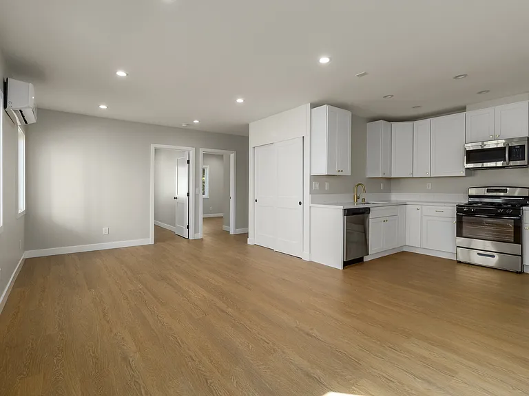 1827 E 4th St #18 — Photo 30