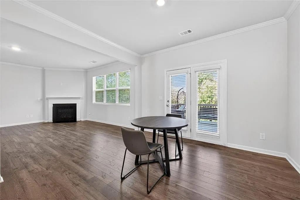5 bed, 3.0 bath, 3244 sqft, $3,000 — Photo 4