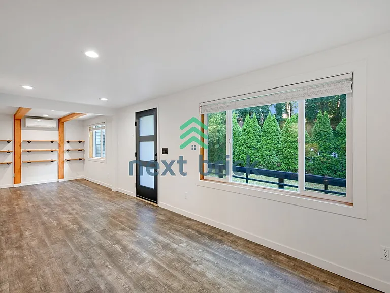 528 NE Serpentine Pl — Photo 3