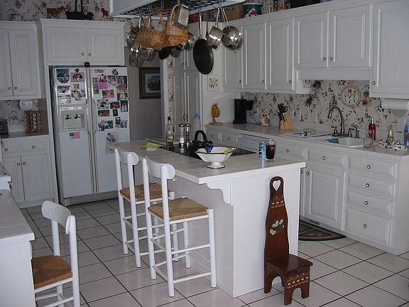 Kitchen w/Island