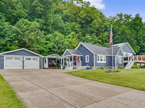 102 N Bluff St, Guttenberg, IA 52052