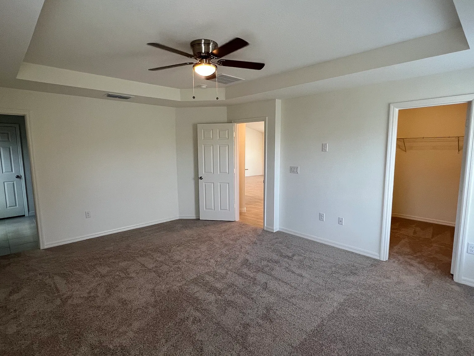 4 bed, 1983 sqft, $2,500 — Photo 2
