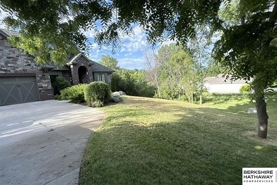 1st image of 2386 Clark St