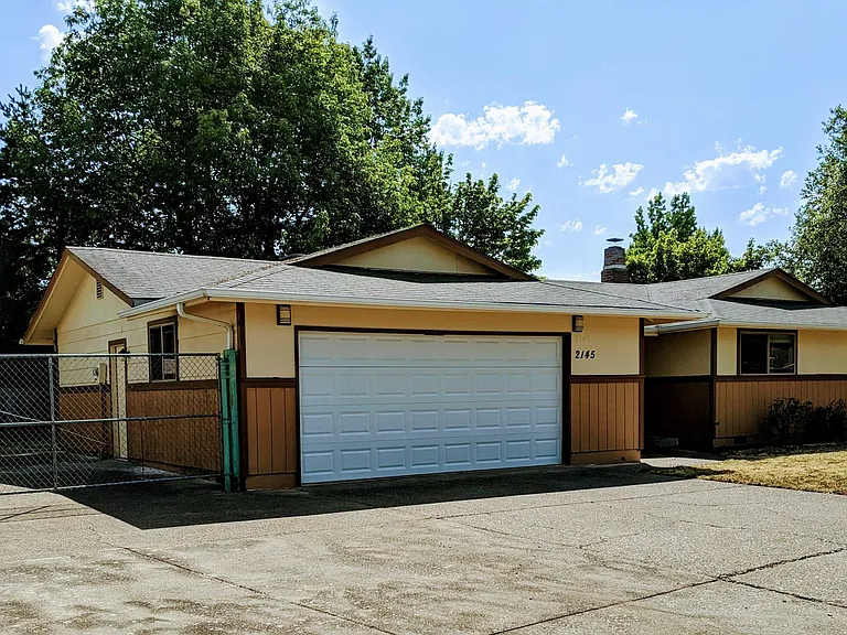 2145 Laurelhurst Dr — Photo 1