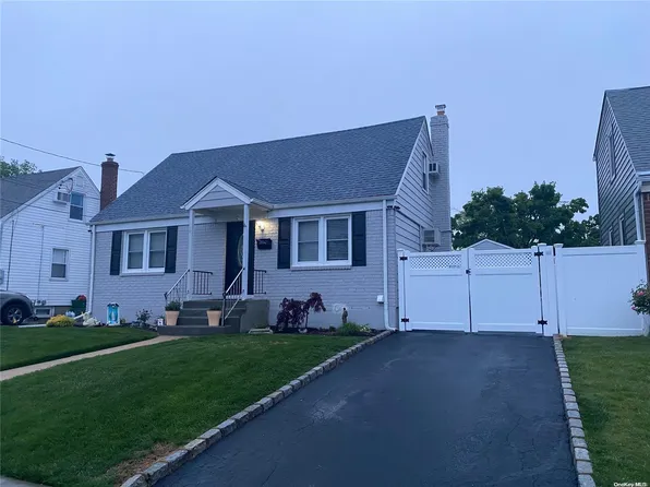 2338 Spruce Street, Seaford, NY 11783