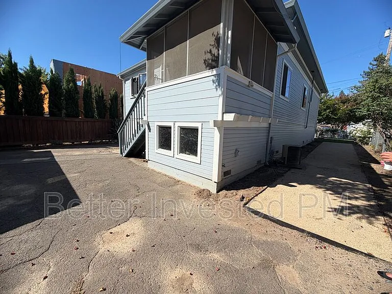 204 N Main St — Photo 35