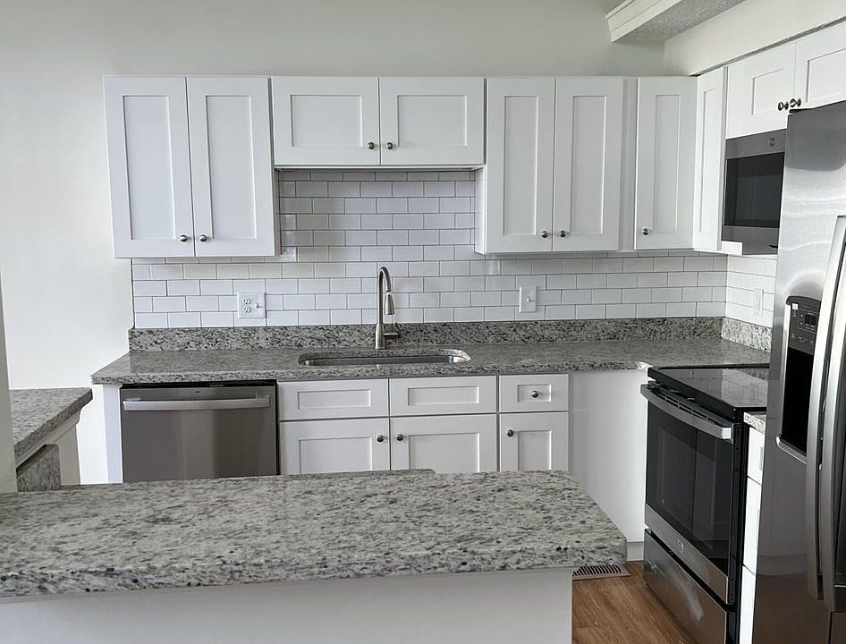Kitchen with bar