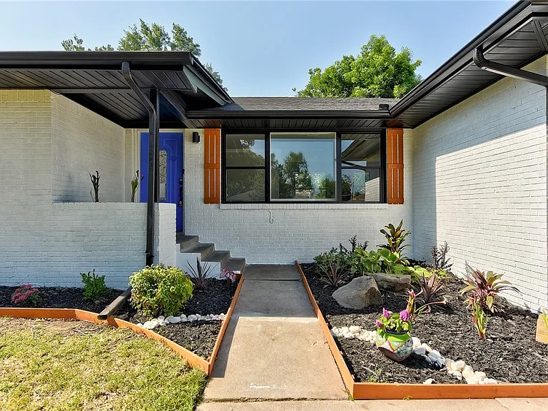1622 Oxford Way — Photo 2