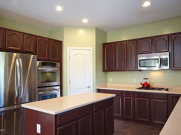 5th image of 703 W Tremolo Ln