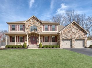 7 Seminole Dr, Holmdel, NJ 07733