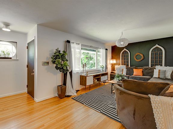 4th image of 3923 Kensington Dr
