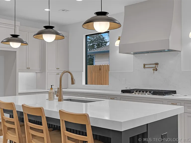 515 W El Paso St — Photo 76