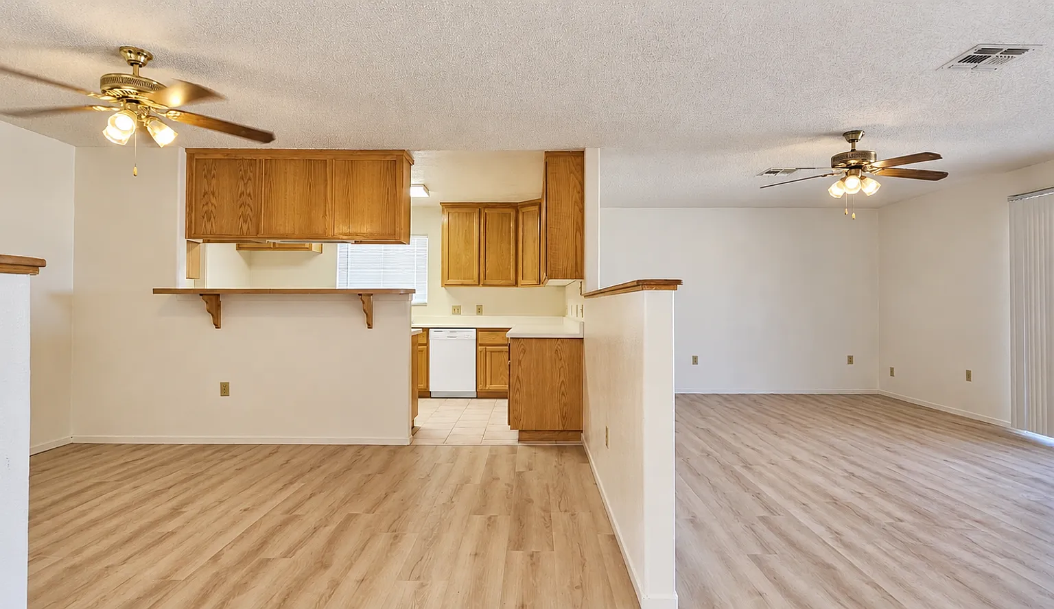 Cute 3 Bedroom 2 Bathroom Home — Photo 4