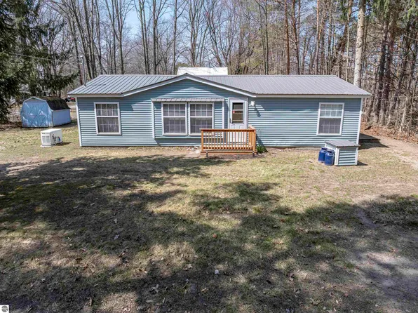 5016 Sunset Dr, Weidman, MI 48893