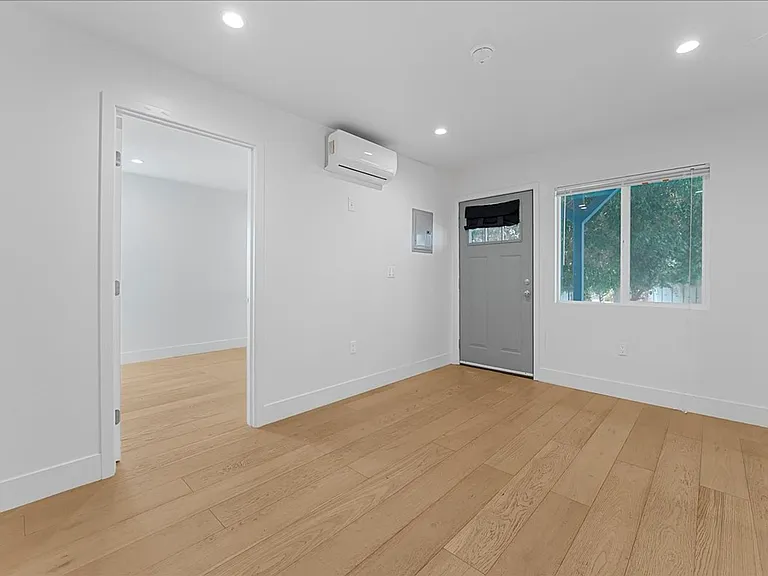 2736 Pomeroy Ave — Photo 4