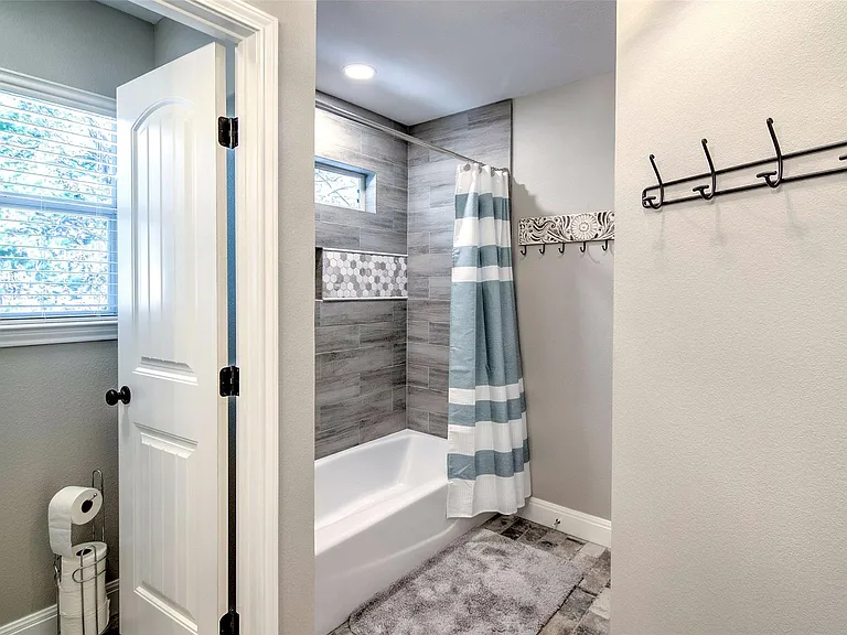 1526 Lakeside Dr W — Photo 15