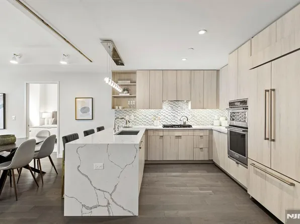 800 Avenue At Port Imperial APT 317, Weehawken, NJ 07086