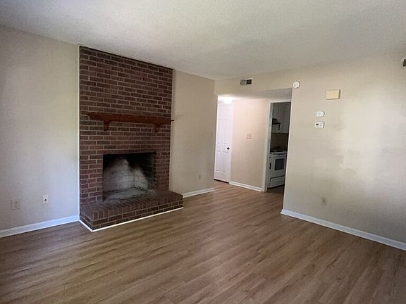 3rd image of 127 Silver Leaf Dr