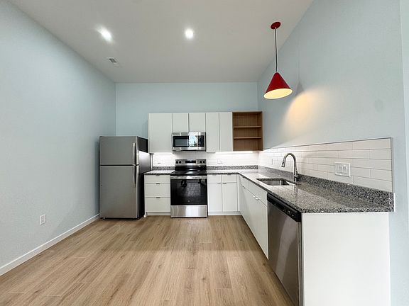 3rd image of 517 Gillis St #303