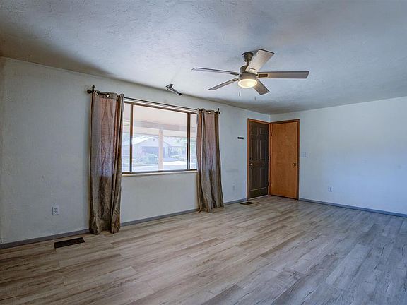 3rd image of 610 N Texas Street