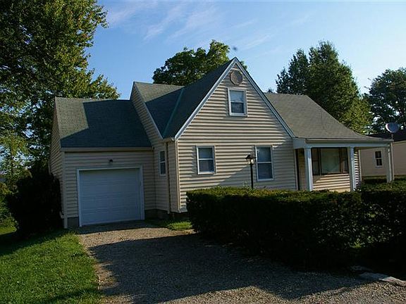 3rd image of 814 Lily Ln