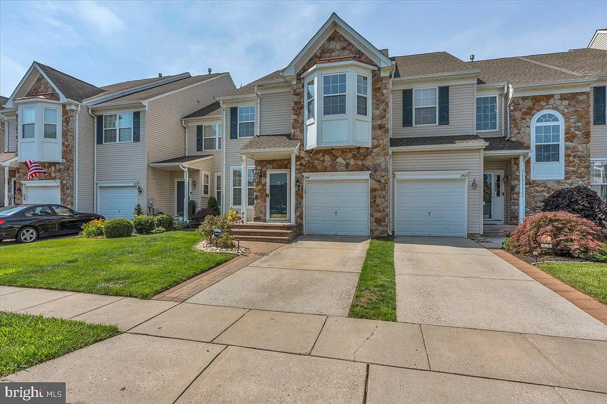 3 bed, 2.5 bath, 1896 sqft, $3,200 — Photo 3