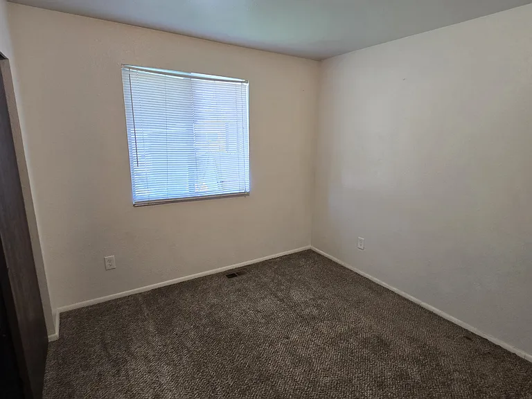 2 Bedroom 1 Bath duplex in Magna! — Photo 6