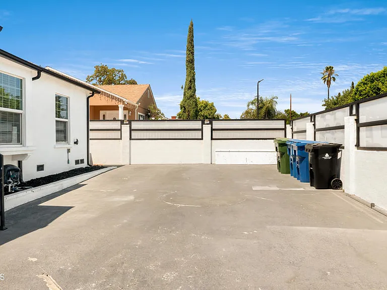 7637 Radford Ave — Photo 12