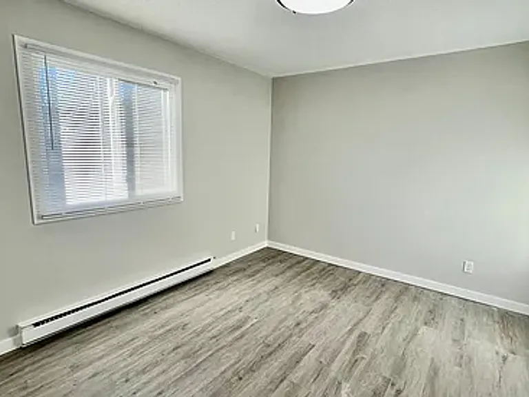 2bed 1 bath Unit in quiet Clive location — Photo 15