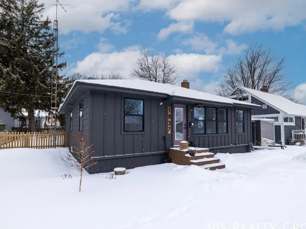 1827 Wisconsin St, Grand Haven, MI 49417