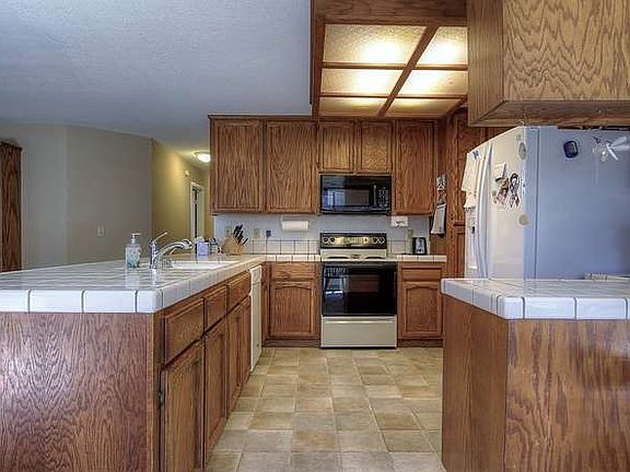 3rd image of 2220 Hillcrest Dr