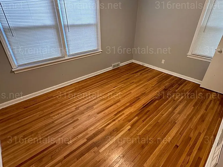 1707 N Harding Ave — Photo 2