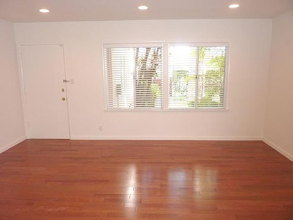3rd image of 4021 1/2 S Centinela Ave