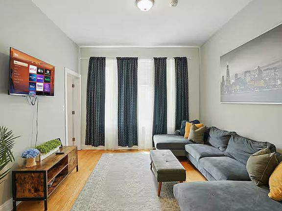 4th image of 2724 W Division St