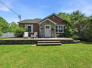 17 Pauchogue Ave, East Islip, NY 11730