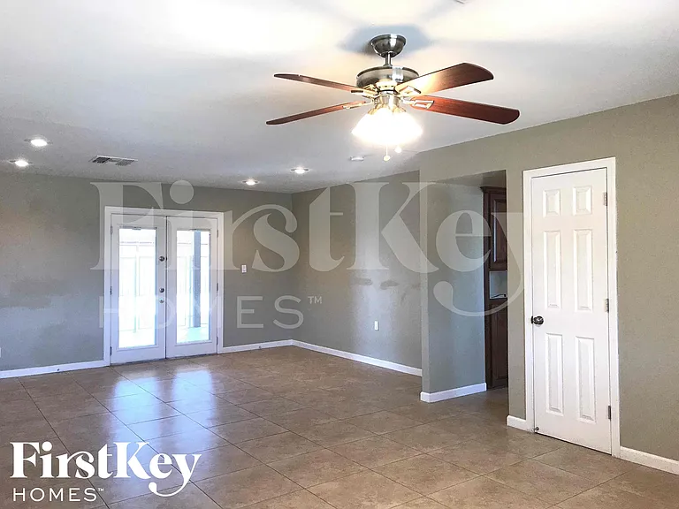 8802 N 35th Dr — Photo 5