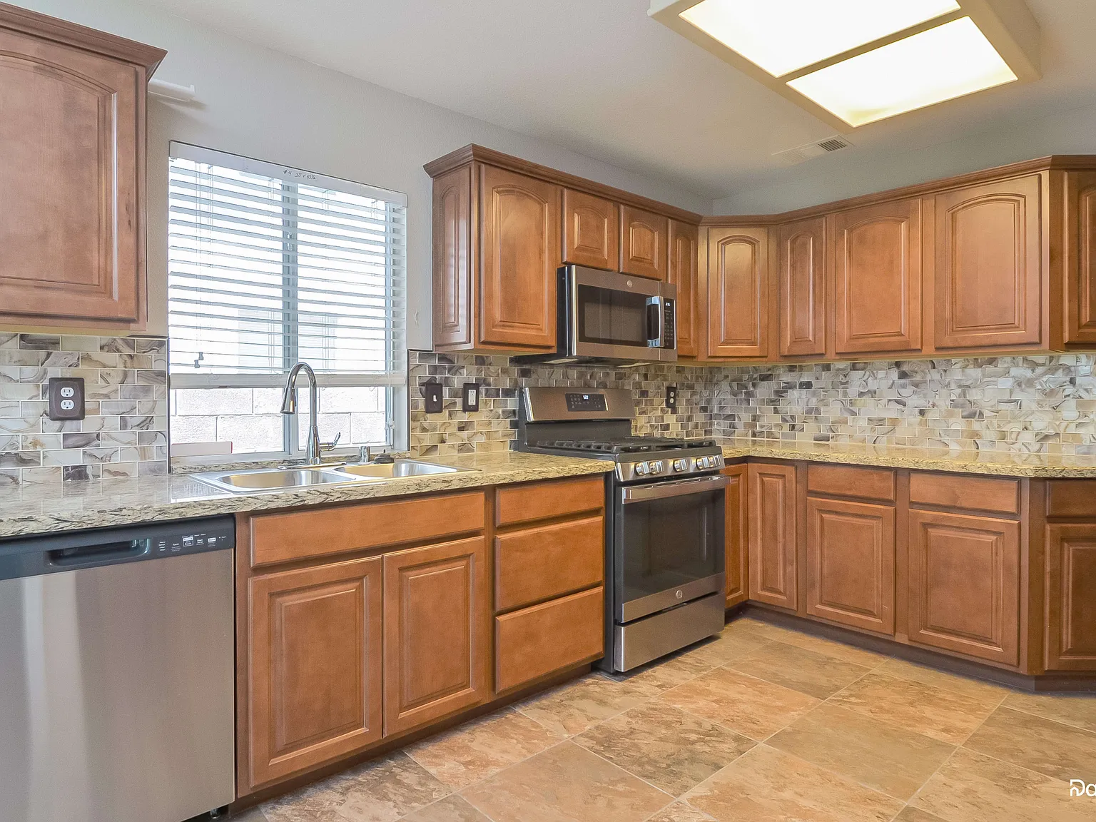 3 bed, 3.0 bath, 1622 sqft, $2,455 — Photo 4