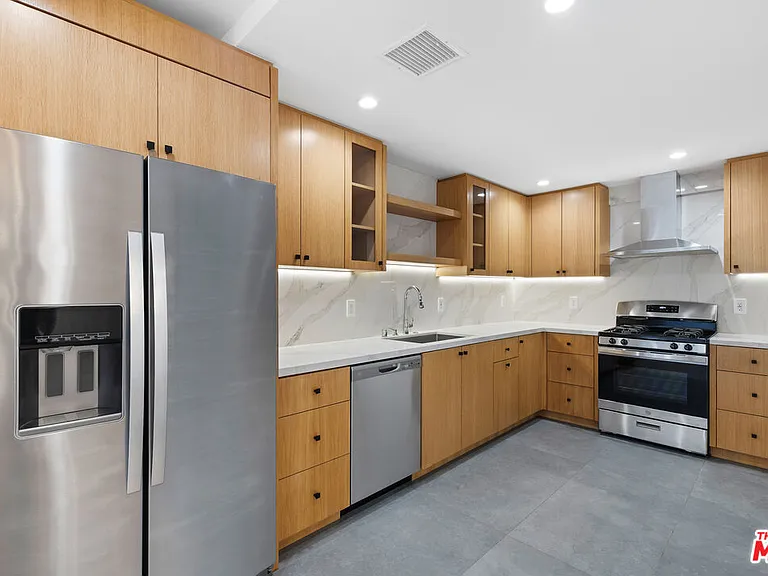 1062 1/2 S Alfred St — Photo 4