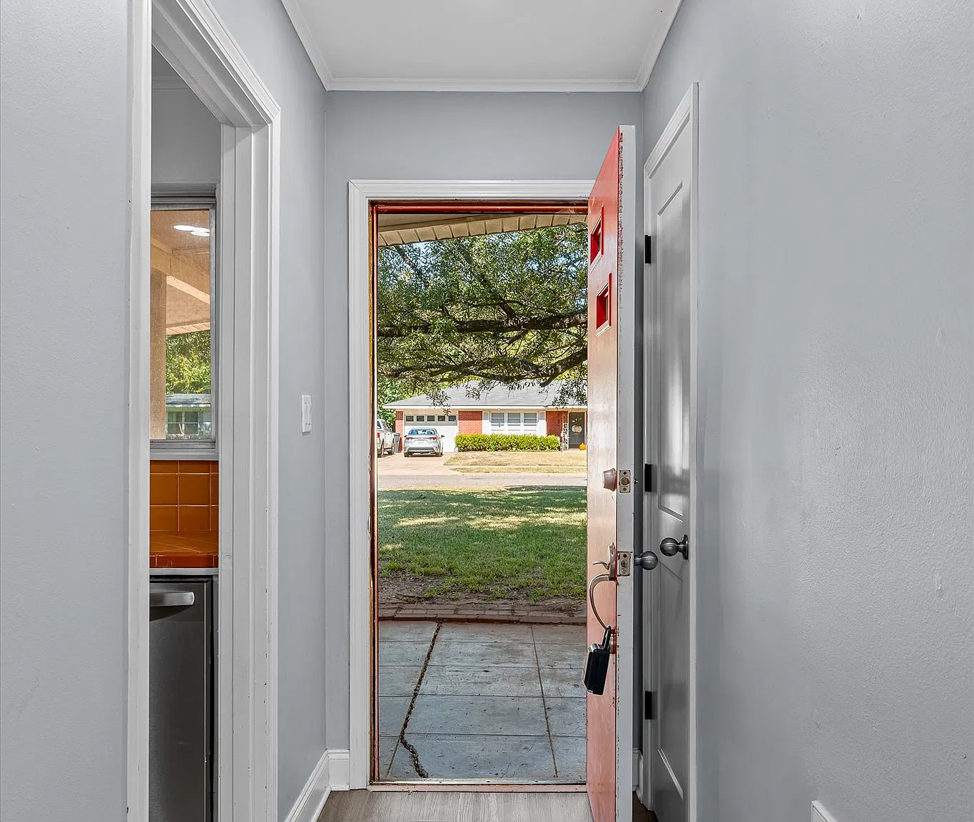 2510 Waverly Dr — Photo 3