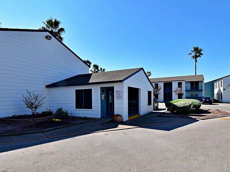 Land's End Apartments — Photo 28