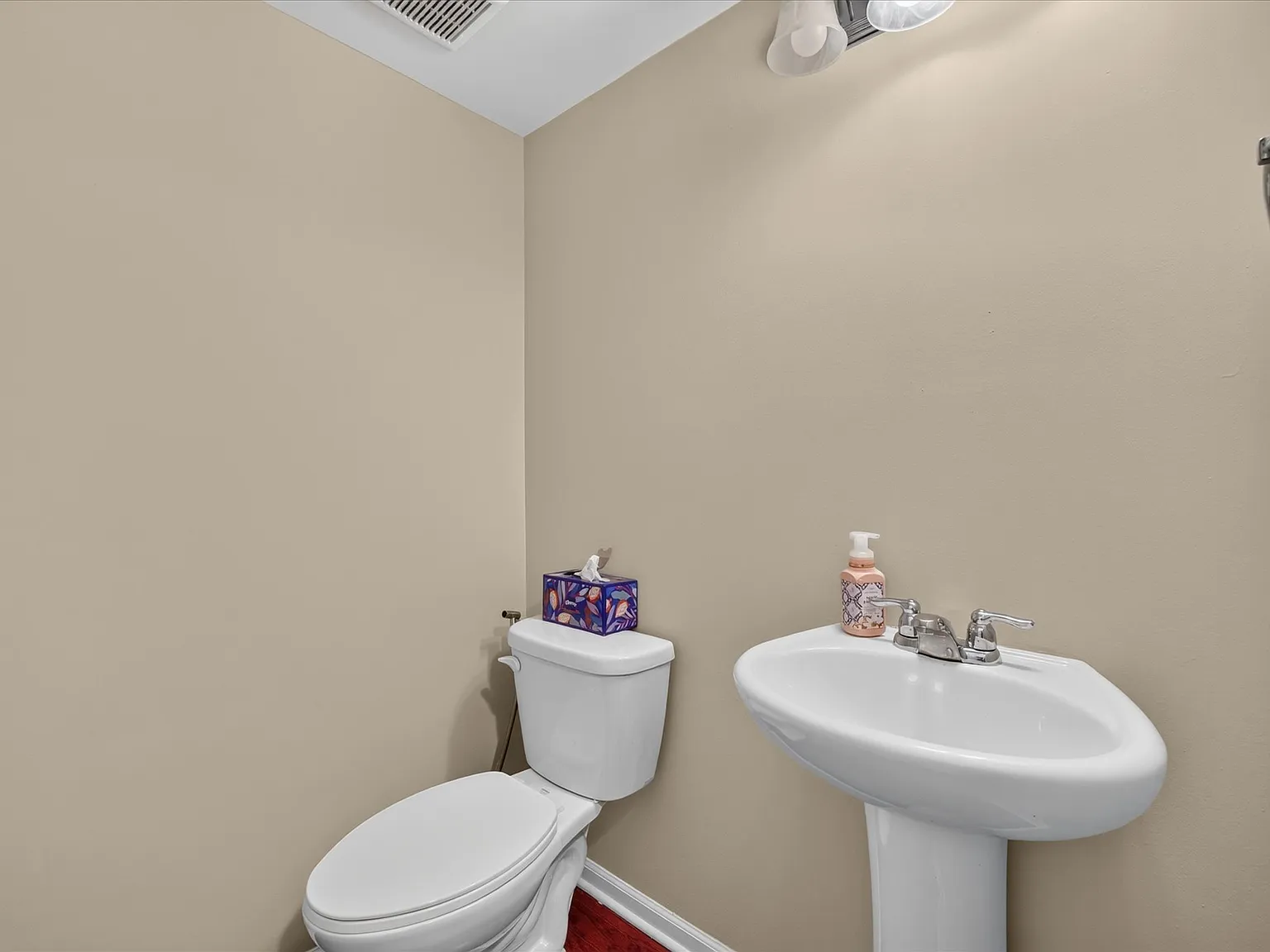 3 bed, 1960 sqft, $2,990 — Photo 4