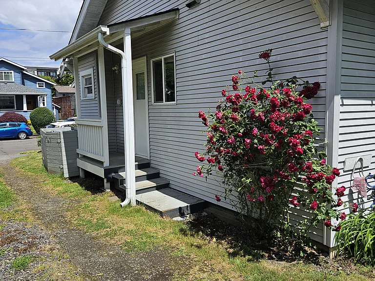 1664 SE Harney St — Photo 3