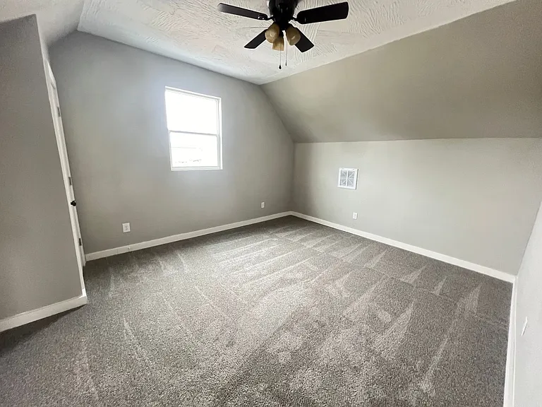 428 W Locust St — Photo 15