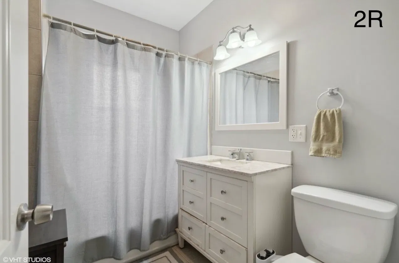 3300 N Sacramento Ave — Photo 2