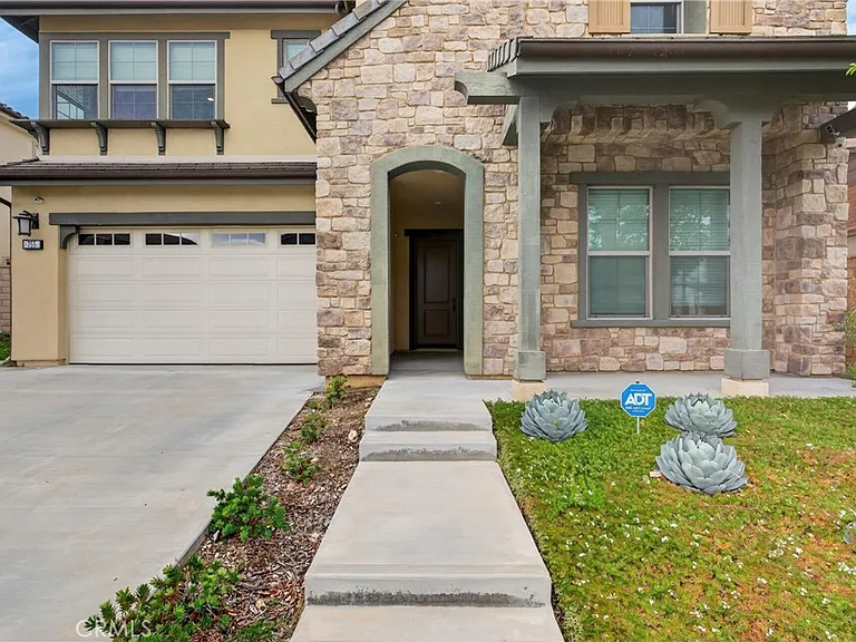 755 E Orange Blossom Way — Photo 2