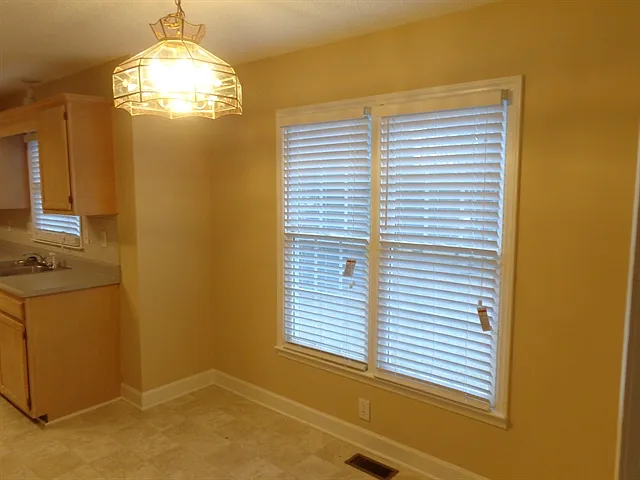 946 George Place Dr — Photo 3