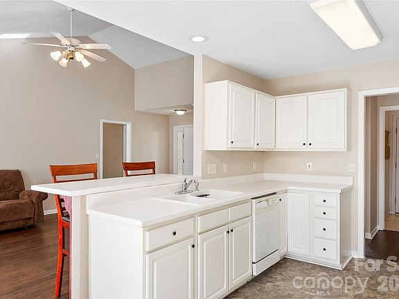 5th image of 279 Stonehollow Rd