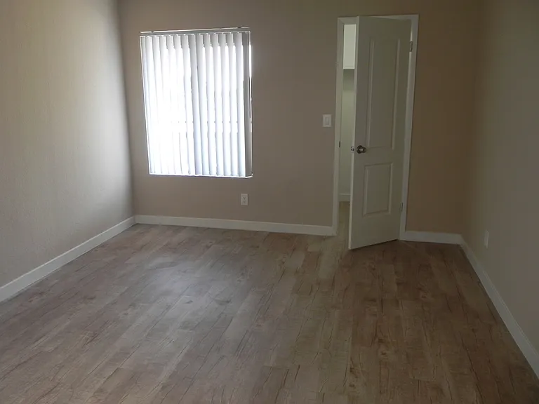 Chapman Villas Apartments — Photo 13